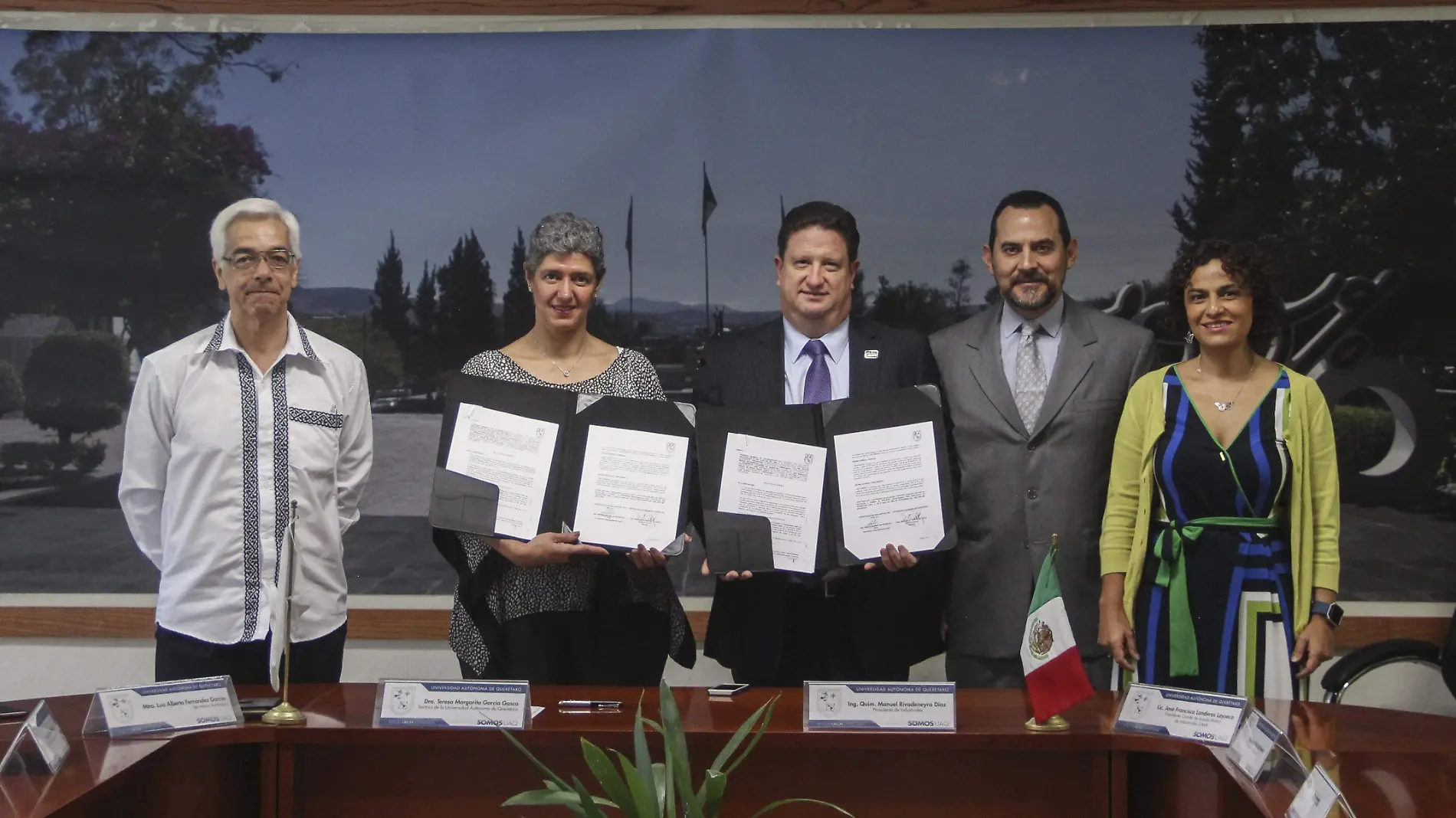 La UAQ y la Asociación de Industriales de San Juan del Río firmaron convenio de colaboración para beneficiar a los estudiantes.